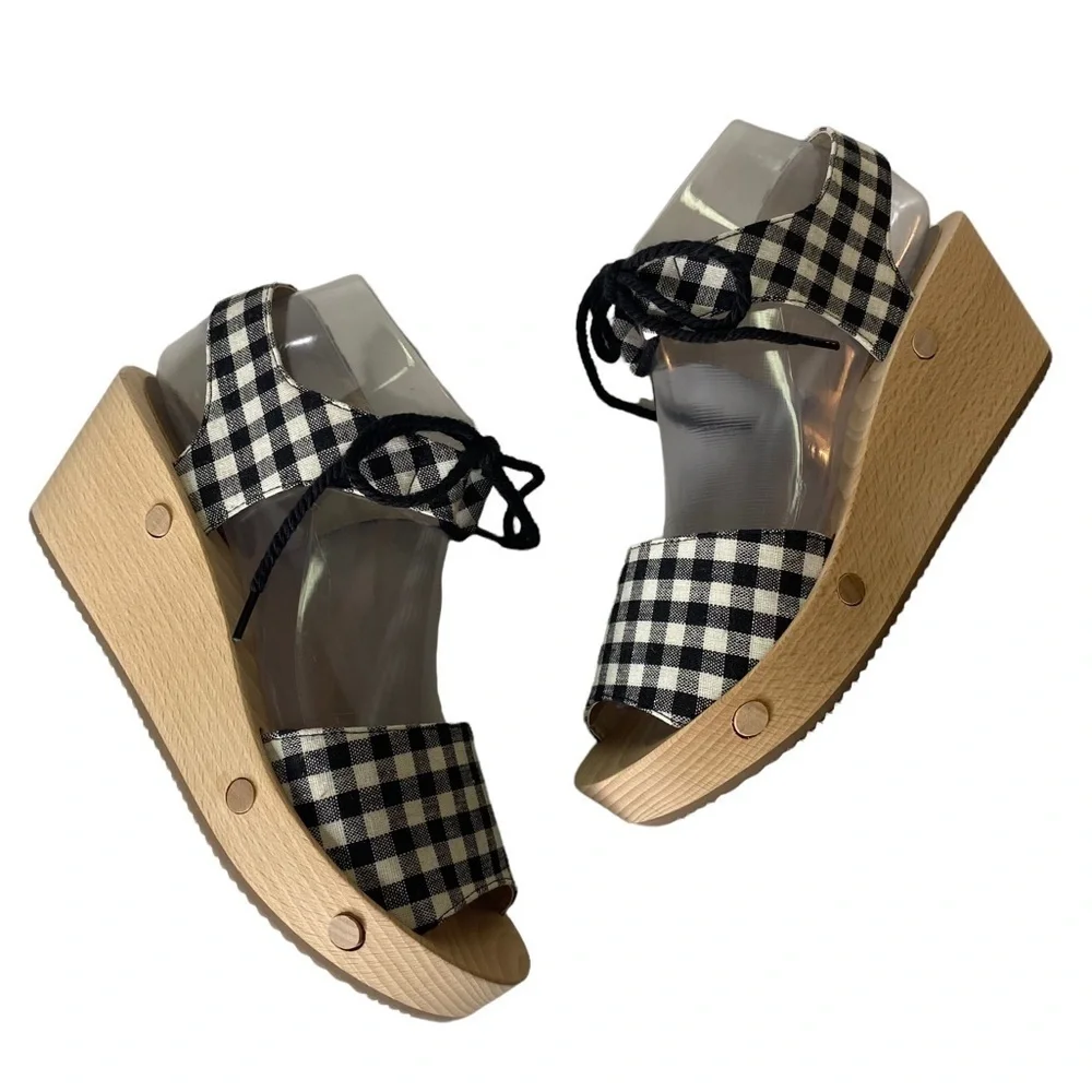 Sedette Canvas Wedge Sandals. Size 8